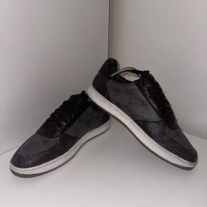 Ett par Louis Vuitton Rivoli sneakers storlek 42 i använt skick men ser fortfarande bra ut. Det finns ett litet hål i högra skon som man kan se i en av bilderna. Hålet syns knappt vid användning. Nypris ca 10000kr, mitt pris 3999. Finns kvitto