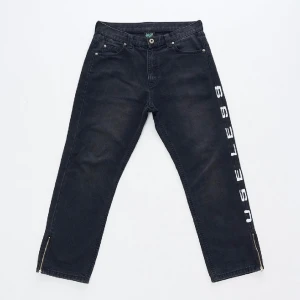 Sadboys Jeans - Sadboys Jeans i mycket bra skick, sparsamt använda. Säljer då de ej passar mig i storleken och därför inte kommer till användning!