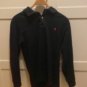 Ralph Lauren Rugbytröja - Säljer denna Rugbytröja från Ralph Lauren. Skicket är väldigt bra och har inga defekter eller liknande. Hör av dig ifall du har minsta lilla fundering.