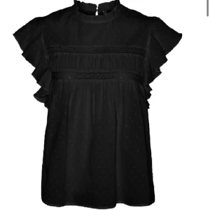 Svart blus  - Jätte fin blus från Veromoda som jag köpte i somras men har aldrig använt den någon gång så därför vill jag bli av med den💗 Säljer den väldigt billigt för jag behöver pengarna💗 köptes för 350 eller 400kr kommer riktigt inte ihåg💕