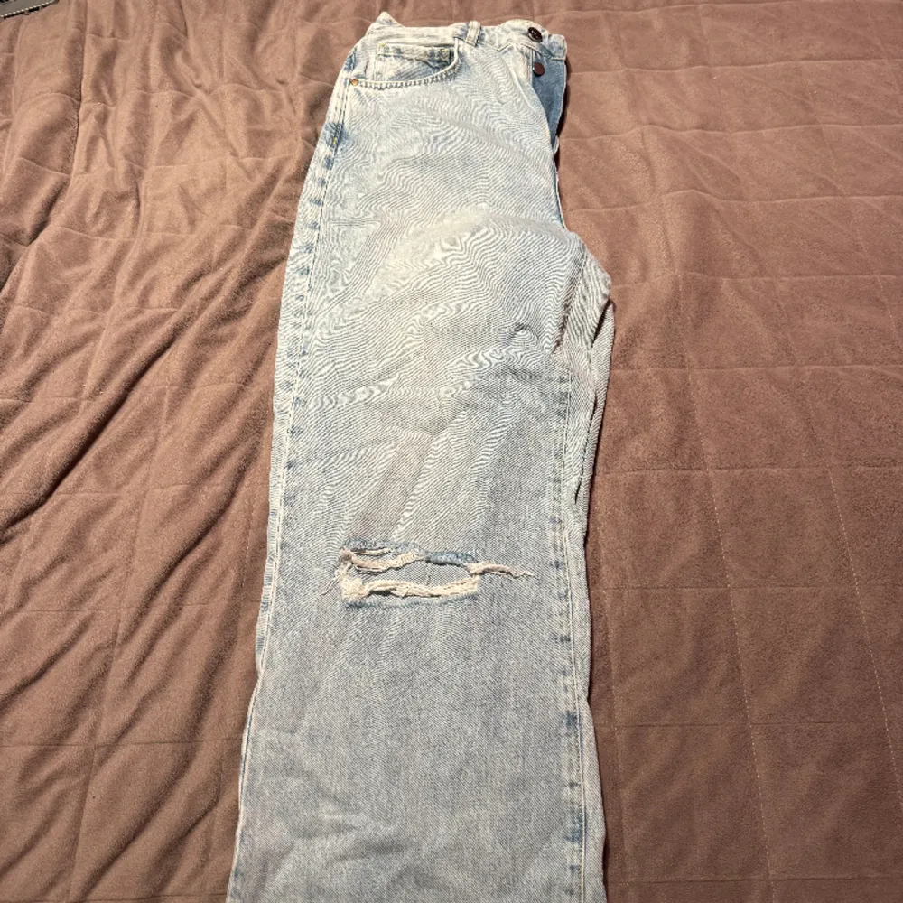 Säljer dessa jeans från bikbok, dem är jätte fina och oanvända sedan 2 år sedan. Storlek 32 jätte vackra.. Jeans & Byxor.