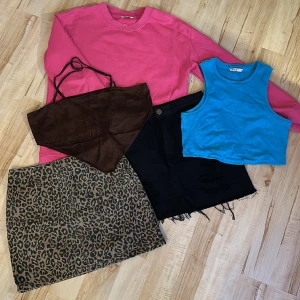Klädpaket (kjolar, toppar + Sweatshirt) - Använda fåtal gånger nästintill ny skick.  Två kjolar i jeans material  (Bikbok stl 40, boohoo stl 38)  Två toppar  (Only stl L, Hm stl L men båda är små i storleken)  En rosa sweatshirt  (Cubus, stl M)
