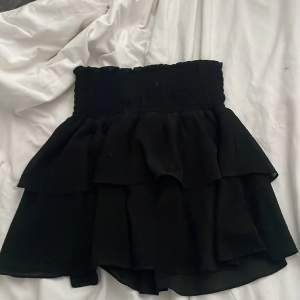 En volang kjol som är fin åretrunt den är i från Chelsea använder den aldrig längre därför jag säljer den 💗