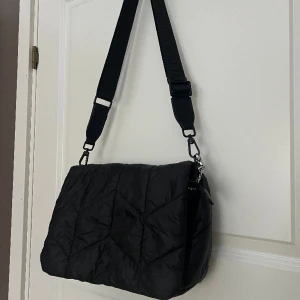 axelväska från US polo - Jätte fin svart axelväska från US polo ASSN som är i bra skick och bara använd ett par gånger💗