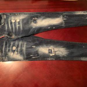Dsquared2 jeans  i nyskick  Storlek 50  
