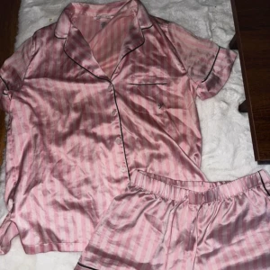 Victoria secret pyjamas - Hejhej!!❤️❤️ kolla intresset på denna helt nya pyjamas från Victoria secret, så snygg. Säljer eftersom den tyvärr var för liten🥲 passar xs/s! Endast testad❤️❤️ nypris var 1020 kr ❗️tryck på köp nu❗️