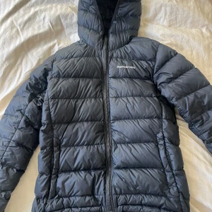 Peak Performance Jacka - Svart Peak Performance jacka i storlek M🥰 Andvänt mycket men är i gott skick!!😊
