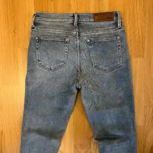 Bootcut jeans med låg midja från bik bok. Klippt kortare, funkar för mig som är 153. 💞