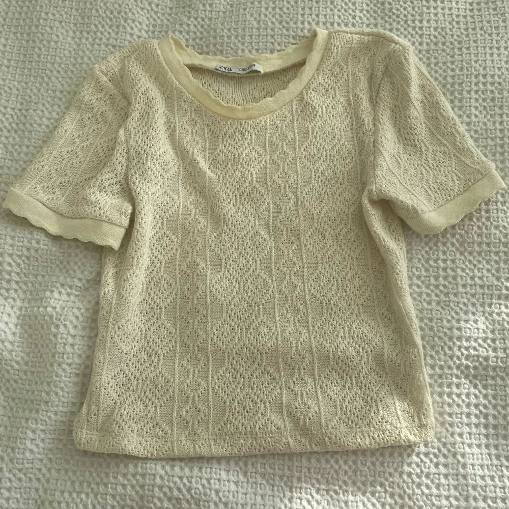 Säljer denna jättefina zara tröja som jag köpte för ca 1år sen💗💗. Tröjor & Koftor.