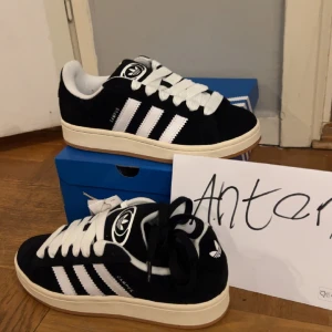 Adidas Campus 00s Oanvända - Slutsålda - Hej!Säljer tre par helt nya,oanvända svarta Adidas Campus i storlekarna 37  39 & 40 .Dessa trendiga (slutsålda) och bekväma skor är inköpta direkt från adidas. svarta/vita snören ingår.Finns i Örebro,men kan även frakta på köparens bekostnad