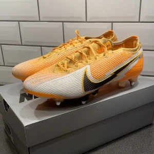 Nike Fotbollsskor  - Säljer mina Nike mercurial vapor 13 Elite, det är studconversion på dem och är det proffsen använder på sina skor. Köpta på EuniqueBoots.  Köparen står för frakten 🚚  Cond: 9/10 Pris: 2000 kr