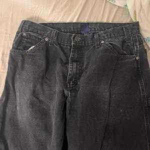 Baggy Dickies jeans för män, passar också kvinnor. Är storlek 34, väldigt stora för de som brukar ha XS och S. Ganska långa för mig som är 162cm. Har inga defekter bara på sista bilden. Har använts, inga specifika slitningar. Kan skicka fler bilder.