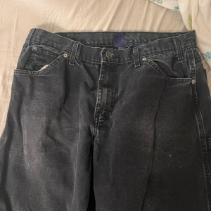 Dickies jeans - Baggy Dickies jeans för män, passar också kvinnor. Är storlek 34, väldigt stora för de som brukar ha XS och S. Ganska långa för mig som är 162cm. Har inga defekter bara på sista bilden. Har använts, inga specifika slitningar. Kan skicka fler bilder.