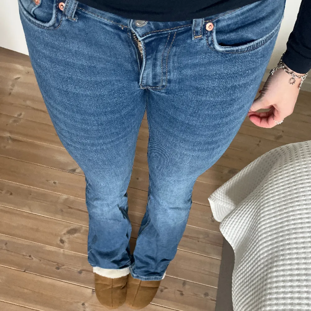 Lowwaist flare jeans ifrån Gina 💙Storlek 32 och är lite korta på mig som är 162 så passar nog någon som är runt 155 🪩 Bra skick!! 🙏🏼. Jeans & Byxor.