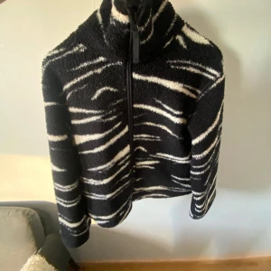 Hm jacka  - Säljer denna populära jacka från HM då den inte kommer till någon användning, strl M men sitter perfekt oversized för mig som är XS/ S 💗💗