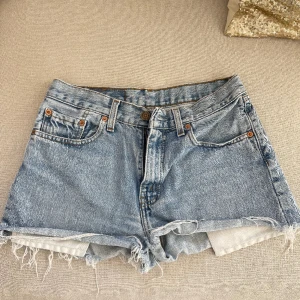 Ascoola levis shorts!!! - Tighta lågmidjade shorts från Levis!!!!💙💙 perfekta till sommaren.