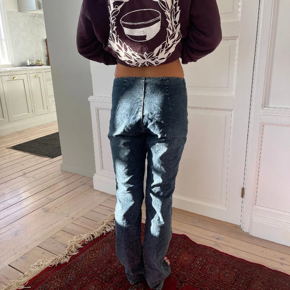 Ett par såå coola jeans med låg midja och utan fickor. I en mörkblå jeans färg! 💙💙. Jeans & Byxor.