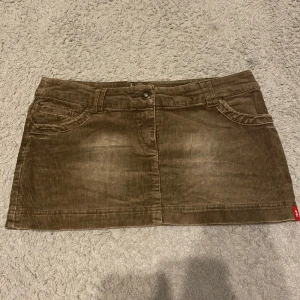 brun miniskirt - brun miniskirt från esprit! står inte storlek men skulle säga den är strl 38