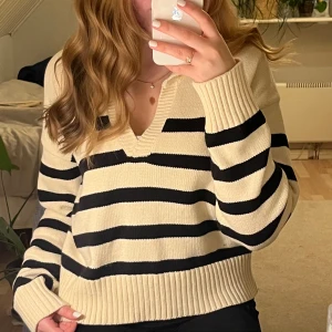 Stickad tröja.  - Krämvit tröja, svarta ränder. Den är i storlek S och kommer från Cider. Använd 3-4 gånger. Jag använder den inte, därför säljer jag den. Nypris var 400kr. Kom gärna med förslag på pris och ställ frågor om det behövs😊😊💗
