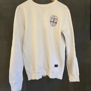 Vit tröja - Vit tröja från kings off indigo, tröja är jätte fin och har ett lite märke på magen som knappt syns. Storlek xs men passar S, jag är 176.