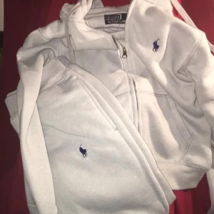 Ralph lauren tracksuit  - Ralph lauren tracksuit i super condition äkta det finns scam som visar att den är äkta