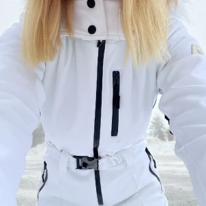 Skidoverall - Säljer min Skidoverall, sparsamt använd! Otroligt fin men den har blivit för liten för mig och letar efter en ny ägare 🥰