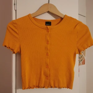 Mini-kofta/Baby tee - Orange och tunn Mini-kofta i storlek XS. För liten för mig som vanligtvis har S och använd ungefär 10 gånger på en hel sommar. 🍊 / Ingrid 💫