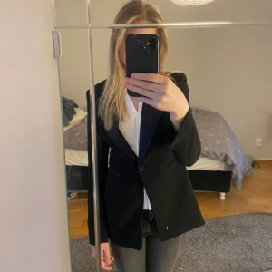 Kavaj - Svart kavaj/blazer från Hm💓Använd endast 2ggr så väldigt bra skick!! Köpt för ca 700kr mitt pris 500kr🌟Använd inte köp nu!