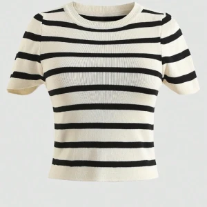 Kort t-shirt  - En jätte fin tröja som tyvärr inte kommer till användning för att den är för kort för mig. Tröjan är aldrig använd och köpt för 109 kr, jag säljer för mindre än halva priset💗 skriv till mig för mer info. Köparen betalar frakt🌟