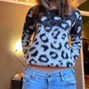 säljer min jätte snygga leopard tröja som jag köpte på plick då den inte passar mig💗 Passar till allt och är i bra skick☺️ ( lånade bilder ) 