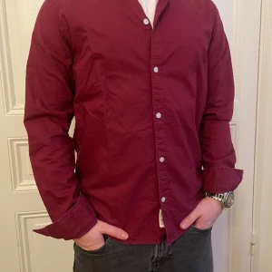 Skjorta vinröd - Vinröd skjorta ifrån lager 157 Skick 7/10 Nypris: 200kr
