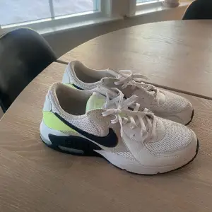 Ett par Nike air max skor som knappt är använda