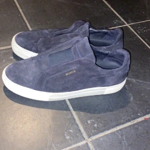 Axel Arigato 44 - Axel Arigato skor i storlek 44. Använda väldigt få gånger. Köpte i augusti för 2500kr