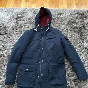 Jack and Jones jacka  - En jätte skön, stillig, fin, väldigt bekväm Jack and Jones jacka. Storlek Small men funkar även för M. Finns inget som är sönder eller trasigt eller någon fläck eller så. Den är i perfekt skick