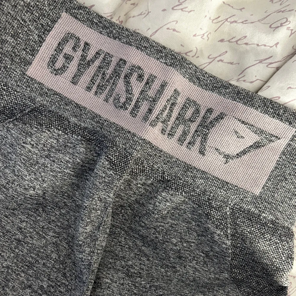 Tränings Tights ifrån Gymshark. Knappt använda. Storlek Xs men väldigt stretchiga. 💞💞. Jeans & Byxor.