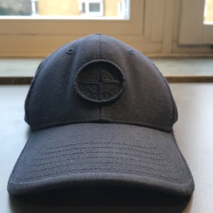 Stone island-keps  - Jag säljer min stone island keps. Den är använd i gott skick.Den är i storlek M men man kan justera storleken på baksidan så att den passar.