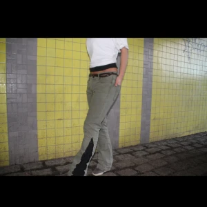 Jeans med spets  - Storlek 38, funkar både mindre och störa storlekar beroende på hur baggy du vill ha dem! Baggy modell! Från StudioODD