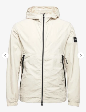 Vindjacka Calvin Klein - Alla tags finns kvar och den är oanvänd. Skriv vid intresse!