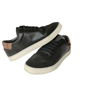 Burberry skor - Säljer mina skit feta burberry skor. Skorna är i nyskick. Storlek 40 men passar mer 41/41,5. Box, kvitto os.v finns. Priset är inte hugget i sten. Hör av er vid frågor