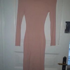 Figursydd klänning  - Sprund I ena sidan.