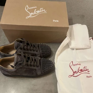 Christian Louboutin - Säljer ett par riktigt feta loubs, de är grymt skick 9,5/10. Passar 42,5-43,5. Kvitto, dustbag, box ingår. Pris kan sänkas, skriv om ni har mer frågor!!
