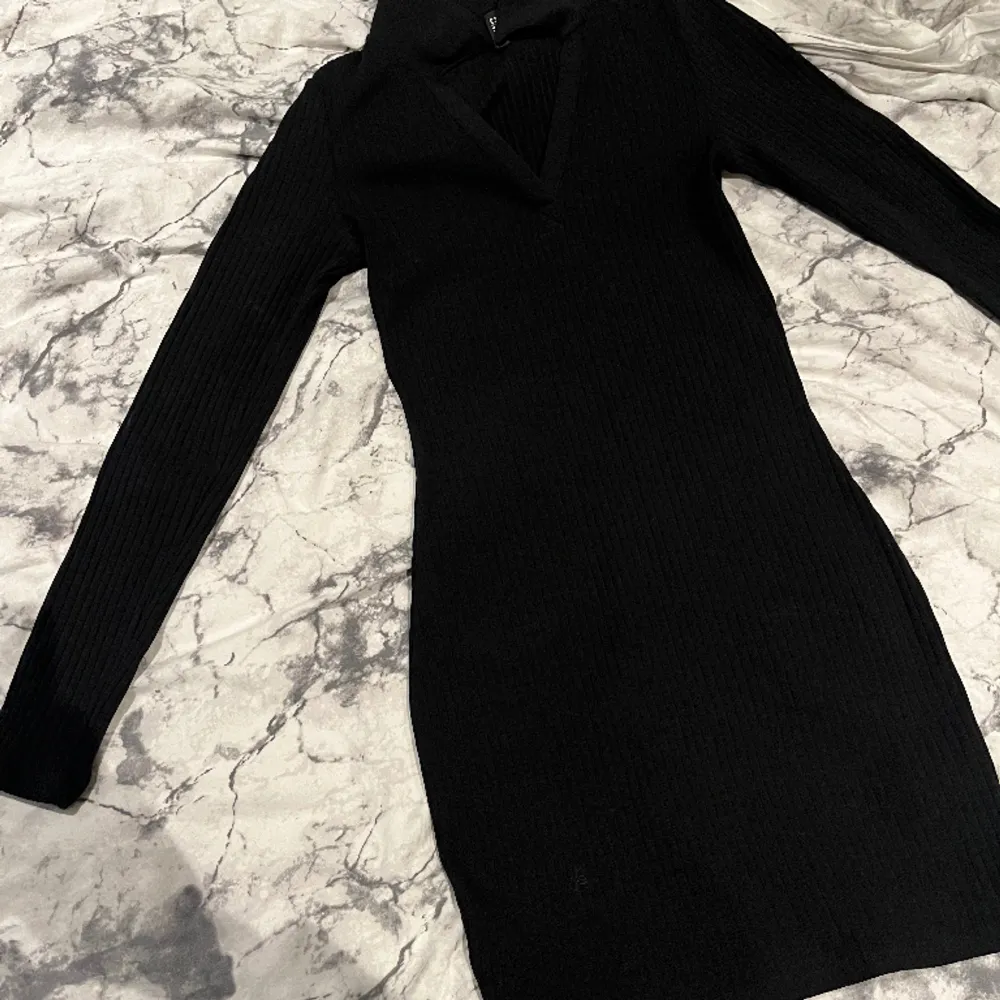 Säljer en oanvänd, svart, elegant klänning från H&M i stl. S Säljer för 100kr+frakt (kan ev mötas upp)😊. Klänningar.