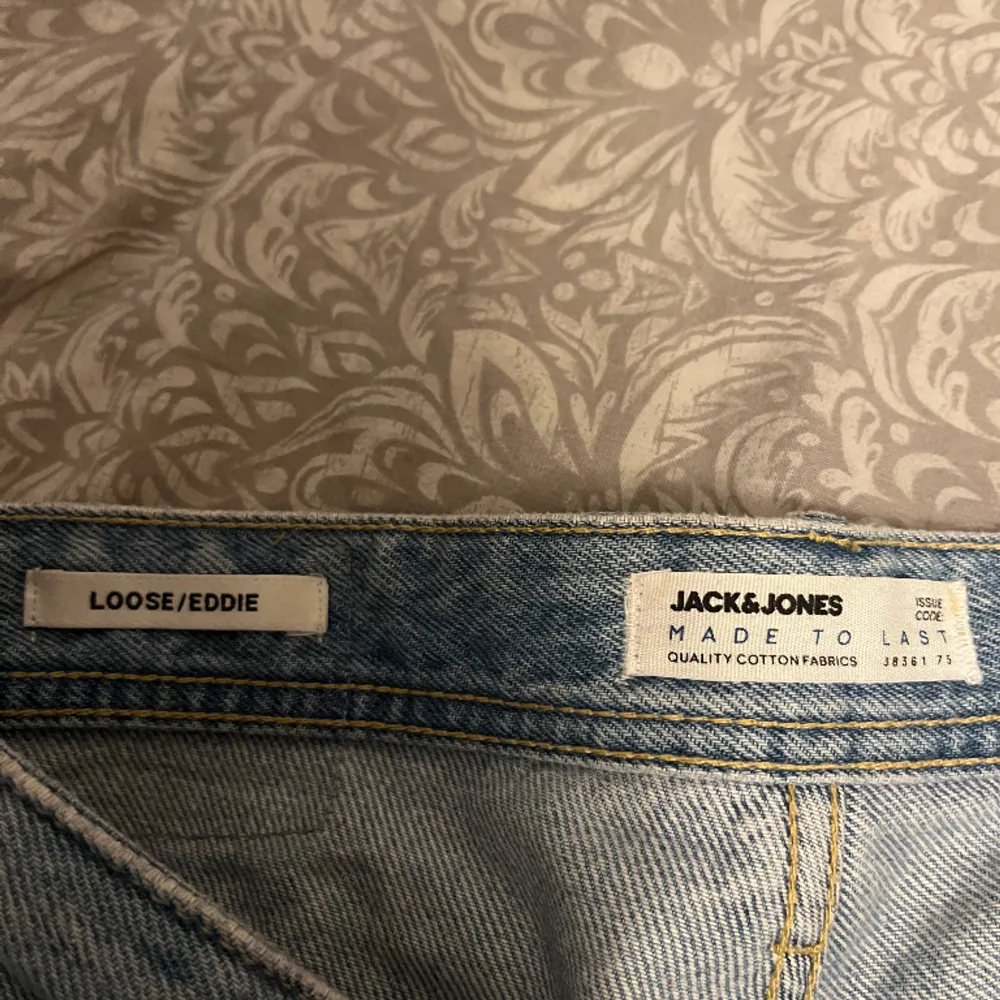 jeans från jack and jones för de som gillar lite mer loose fit, storlek 29/32. Jeans & Byxor.