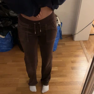 Juicy byxor - säljer mina bruna juicy byxor, knappt använda så som nyskick🩷skriv för fler bilder