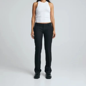 Bikboks lågmidjade kostymbyxor - De är i stl 38, men passar som en 36. Modellen vera