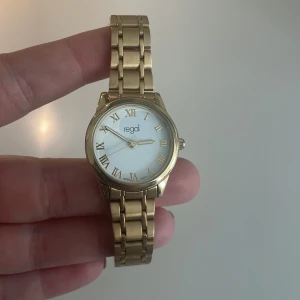 Regal klocka mycket fint skick - Guldig regal klocka. Använd någon enstaka gång. Inga repor eller skador. Stainless steel. 