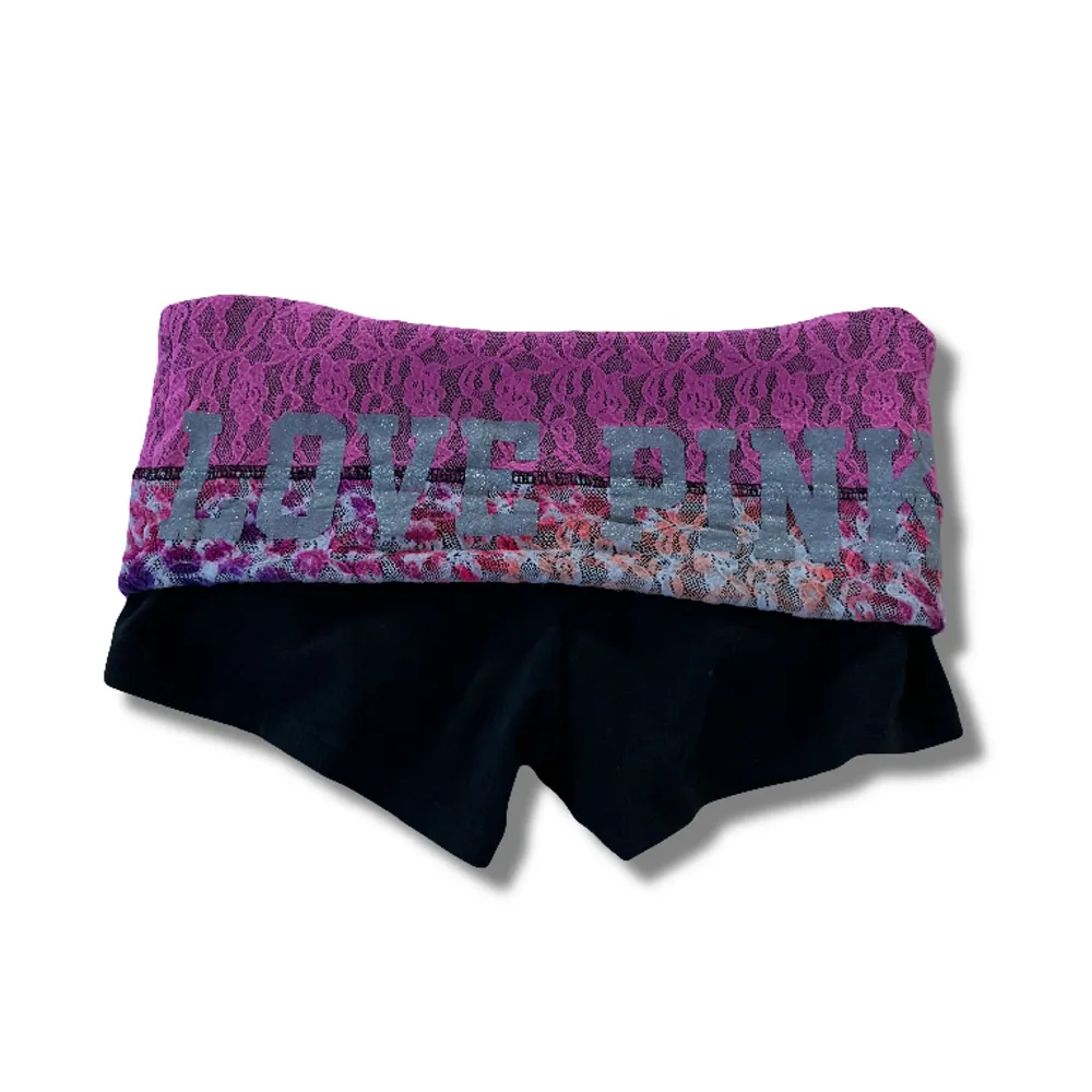 Väldigt fin victorias secret pink shorts som är lågmidjade och i väldigt bra skick. Skriv om du har några funderingar!. Shorts.