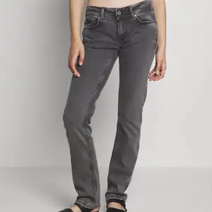 Säljer dessa Peppe jeans i storlek 27 i midjan❣️ dem är i bra skick☺️