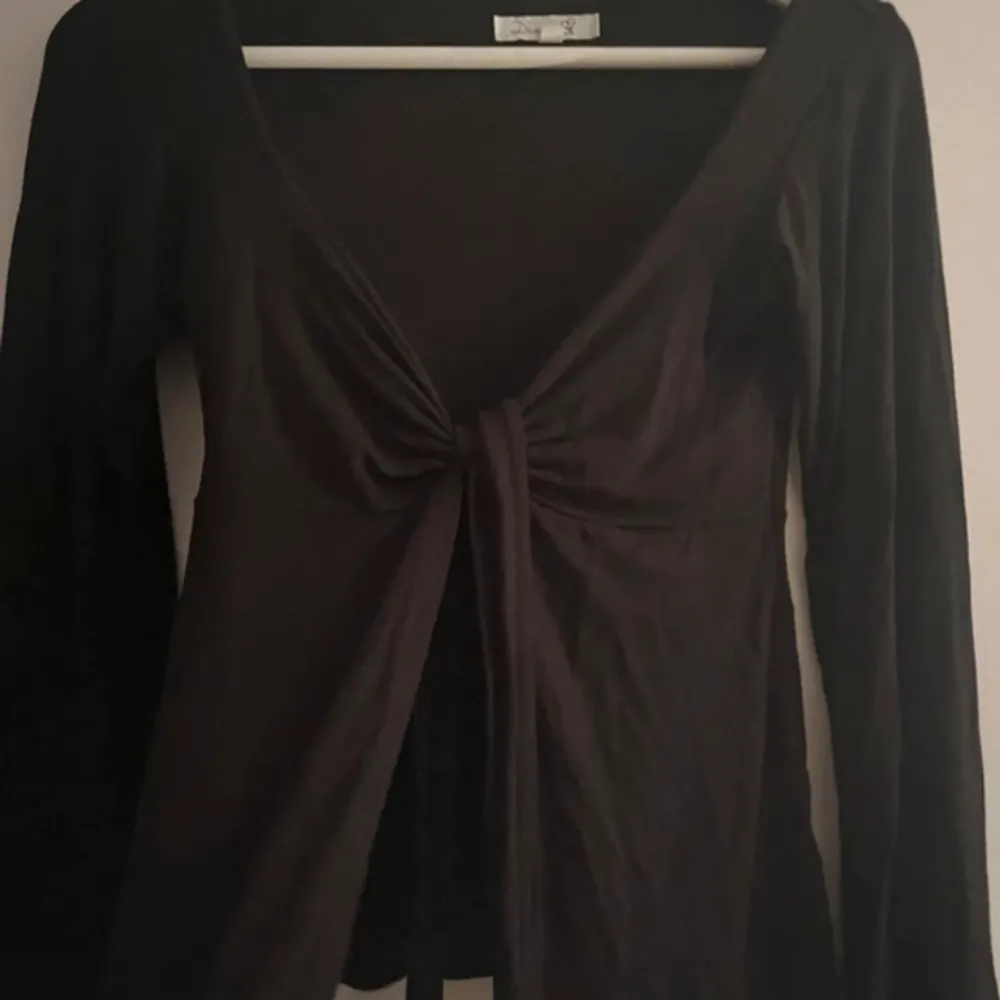 En maddy blouse feån design by si i färgdn svart storlek xs/s säljes pga jag inte gillade passformen använd 2 ggr och har blivit tvättad köpt för ca 400 kr. Blusar.