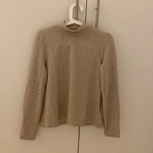 fin stickad tröja - fin beige stickad tröja med liten krage💗 nästan oanvänd, bara använd ett fåtal gånger☺️ tryck inte på köp direkt!